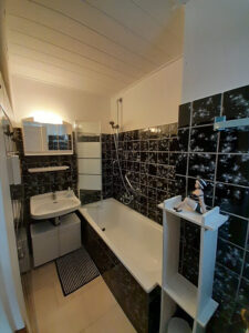Badezimmer (EG)